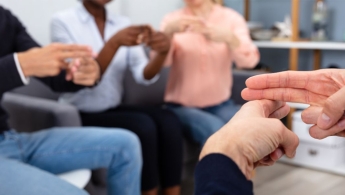 Personas haciendo señas con sus manos