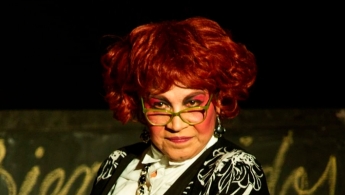 Mujer adulta de cabello rojo y gafas