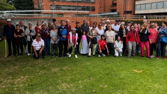 Personas mayores reunidas al aire libre