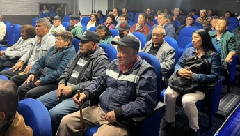 Personas mayores reunidas en auditorio