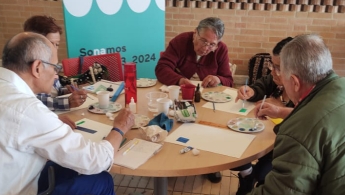 Personas mayores reunidas