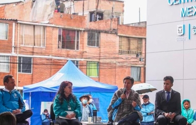 (De izq. a der.) Alejandro Gómez, sec. de Salud; Elsa González, veedora ciudadana; Claudia López, alcaldesa de Bogotá; y Jaime Camargo, líder de la comunidad, en la entrega de este nuevo centro médico.