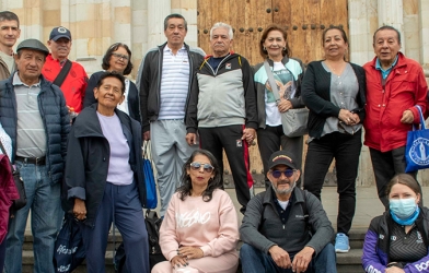 En la foto el grupo de pensionados  que participaron en la caminata por el Centro de Bogotá.
