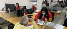 Agentes de servicio de FONCEP atendiendo a los usuarios