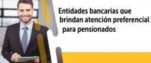 Hombre joven, sonriendo y mirando al frente
