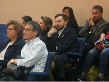 Personas sentadas, mirando a un escenario