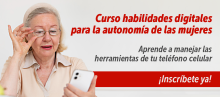 Curso habilidades digitales para la autonomía de las mujeres - Aprende a manejar las herramientas de tu teléfono celular - ¡Inscríbete ya! - fotografía de una señora de la tercera edad viendo su celular de manera detallada