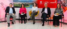 En la fotografía Henry Rodríguez Sosa, Director UAECD - Luz May Cárdenas Herrera, Gerente General Lotería de Bogotá - Magnolia Vega (presentadora) - Juan Mauricio Rodríguez, Secretario de Hacienda - Martha Lucía Villa Restrepo, Directora General FONCEP