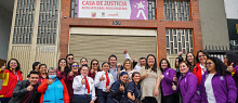 El grupo de cloaboradoras y colaboradores de la Casa de la Justicia de la localidad de Kennedy posando para la foto.