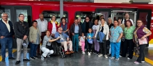 Personas mayores reunidas al aire libre metro atras