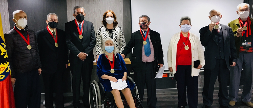 Foto completa de todos los galardonados a la medalla del Espíritu Solidario 2020 - 2021