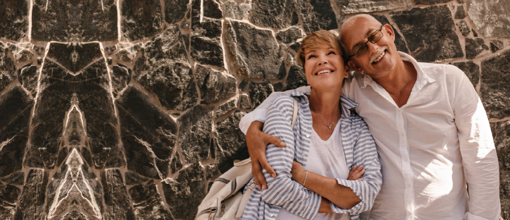 Pareja de adultos mayores mujer y hombre sonriendo felices - Foto de Freepik