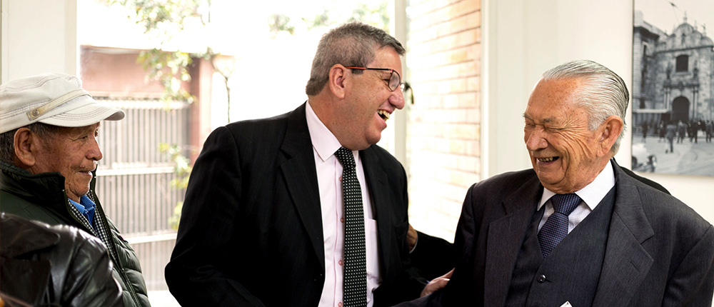 Tres hombres adultos sonriendo contentos