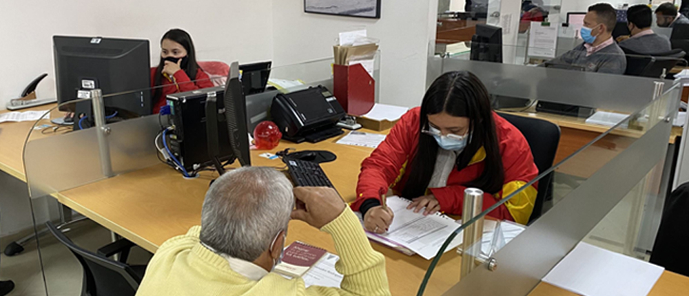 Agentes de servicio de FONCEP atendiendo a los usuarios