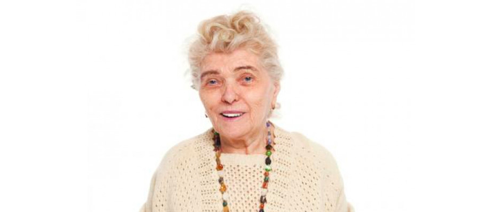 Mujer de la tercera edad sonriendo.