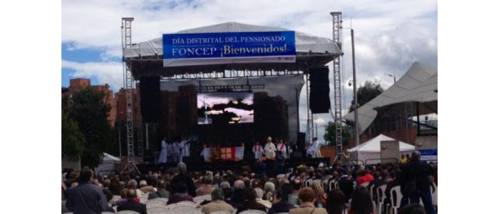 Carpa con tarima al aire libre para la celebración de la eucaristía