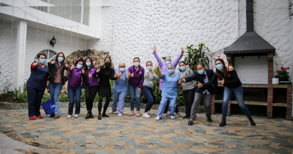 Mujeres mirando hacia el frente celebrando