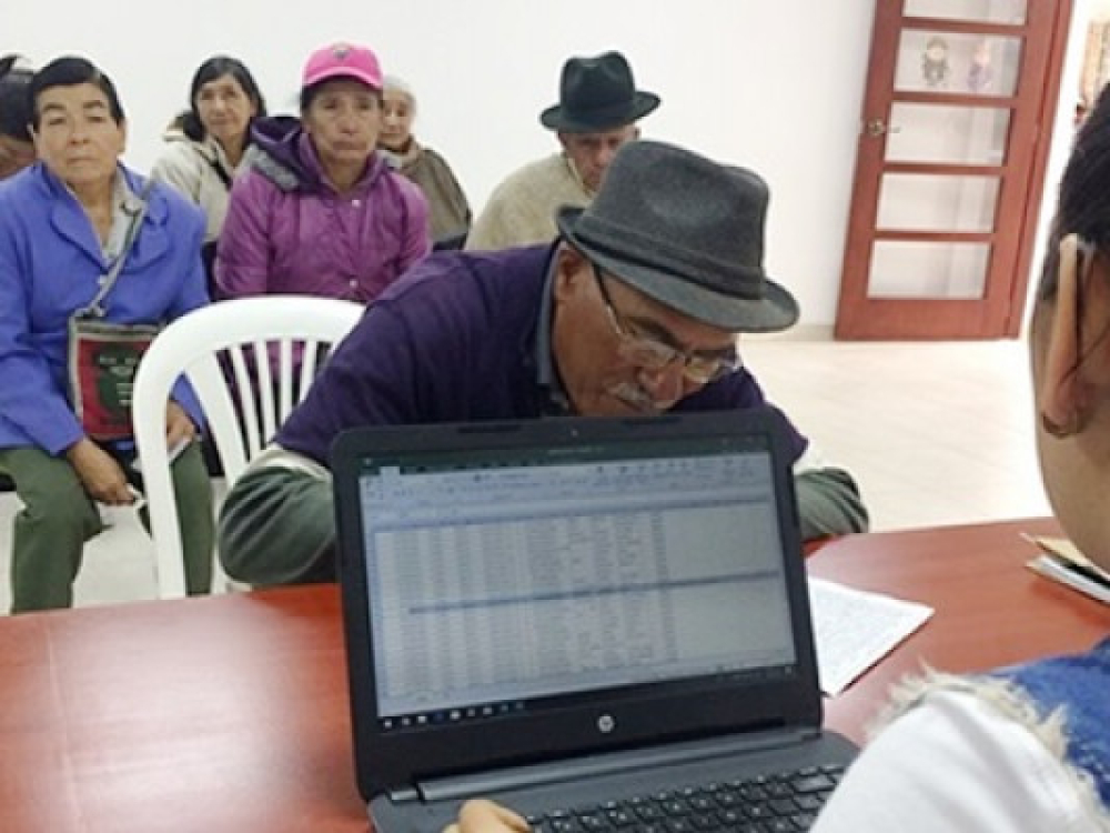 Varias personas de la tercera edad sentadas, esperando a ser atendidas