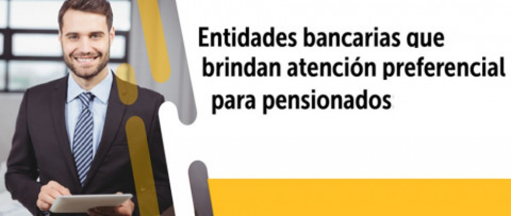 Hombre joven, sonriendo y mirando al frente