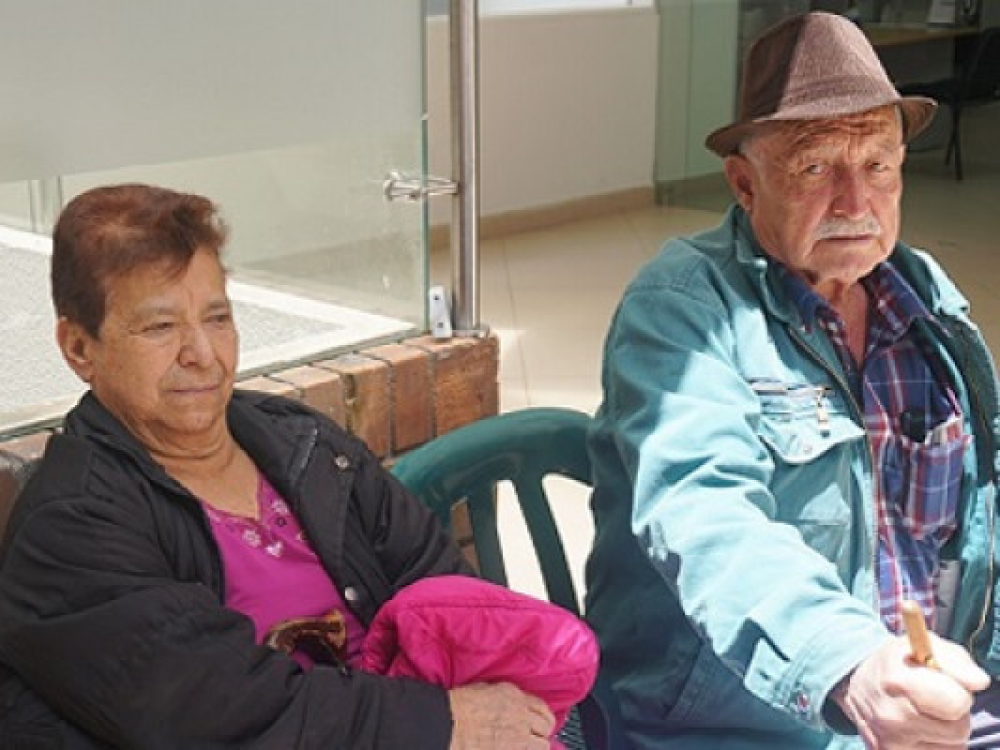 Mujer de la tercedad edad sentada junto a un hombre de la tercera edad