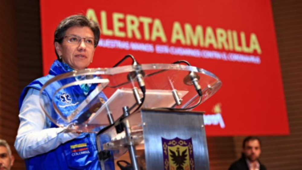 Alcaldesa de Bogotá hablando frente al público