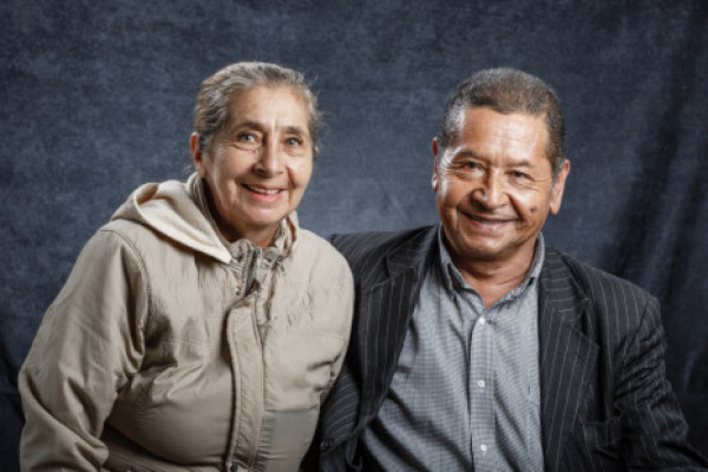 Hombre y mujer de la tercera edad, mirando al frente y sonriendo