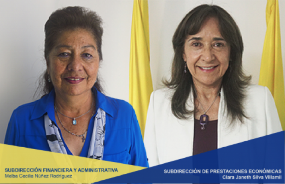 Dos mujeres adultas, sonriendo y mirando hacia el frente