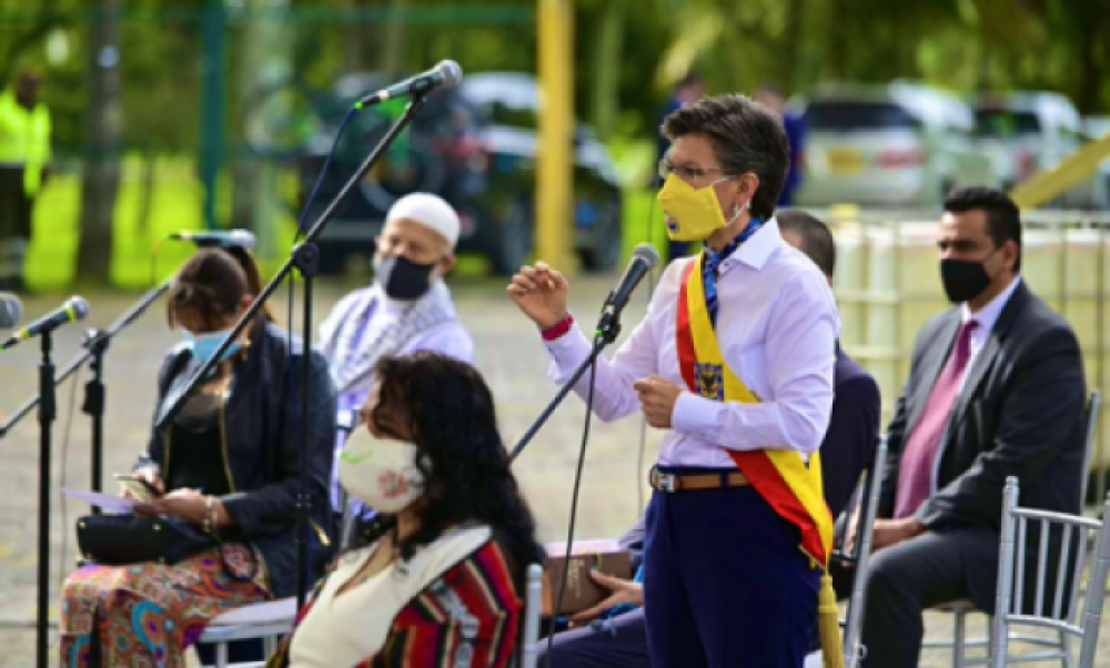 Alcaldesa de Bogotá, hablándole al público