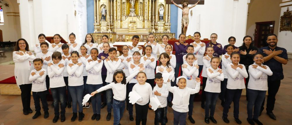 En la foto se encuentran las niñas, niños y jóvenes integrantes del "Coro Hijas e Hijos de la Paz"