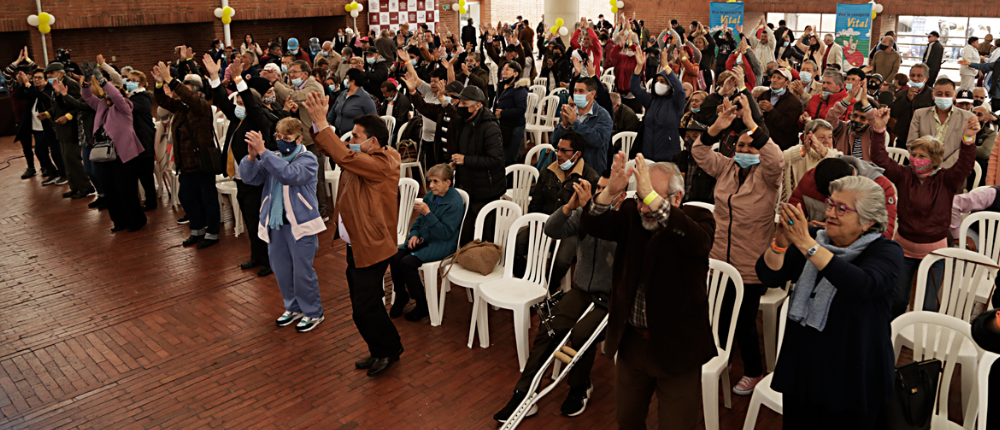 Fotografía panorámica de la celebración del día nacional de las personas de la tercera edad y del pensionado 2022 el 26 de agosto en la Plaza de los Artesanos en la ciudad de Bogotá