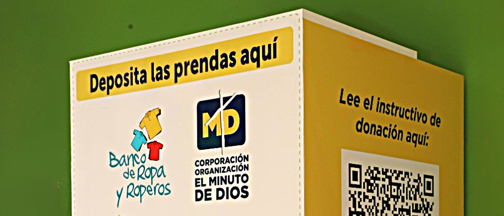 Fotografía punto de recolección de ropa usada