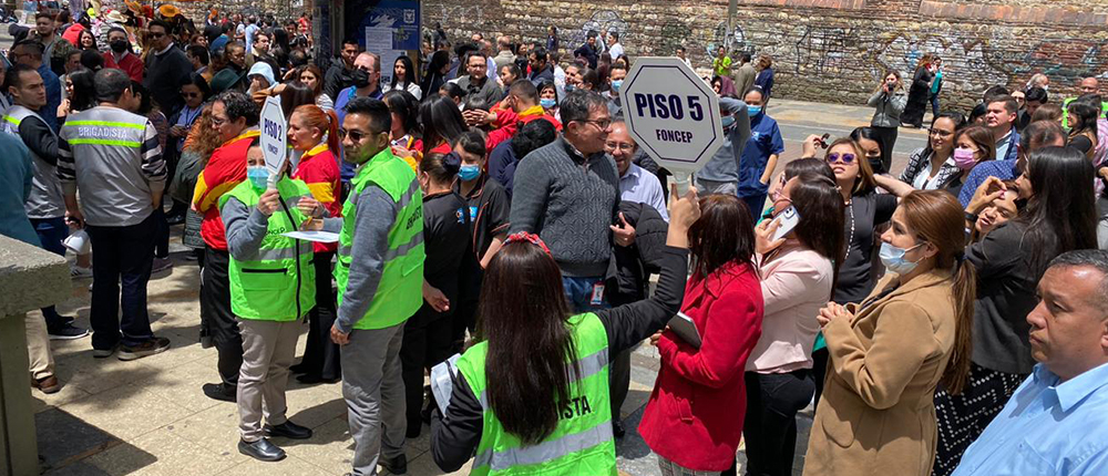 Fotografía de los colaboradores de FONCEP y otras entidades en el punto de encuentro del Simulacro Distrital de Evacuación