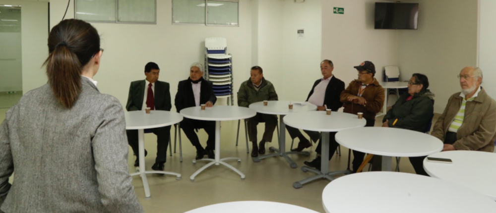 Fotografía en las instalaciones de FONCEP con los presidentes de las asociaciones