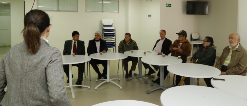 Fotografía en las instalaciones de FONCEP con los presidentes de las asociaciones 