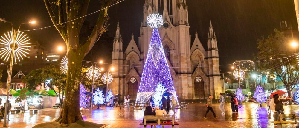 Fotografía de la iluminación navideña en el parque de Lourdes en la localidad de Chapinero en Bogotá