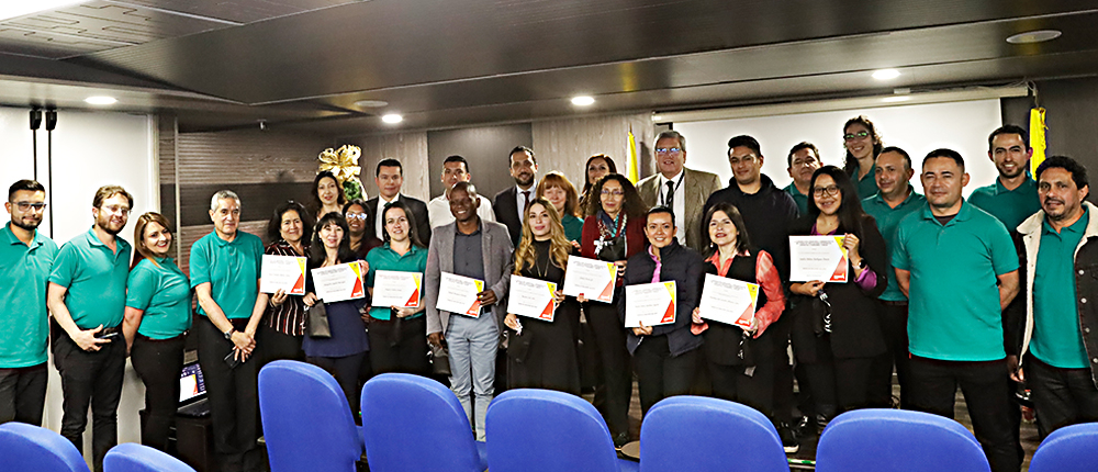 Foto con las y los colaboradores de FONCEP que participaron en el evento.