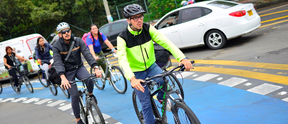 Fotografía de una de las ciclorutas de Bogotá siendo usadas por biciusuarios de manera activa.