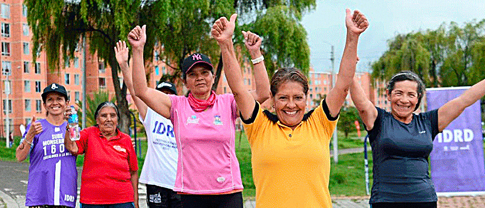 En la fotografía se pueden ver señoras de la tercera edad en el parque sonriendo 