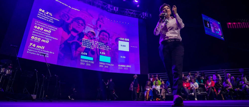 En la foto la alcaldesa Claudia López en el Movistar Arena, realizando la presentación en la Rendición de Cuentas del 23 de marzo de 2023. 