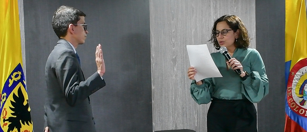 En la foto a la izquierda Simón Rodríguez Serna, tomando posesión como el nuevo Subdirector Jurídico ante la directora general de FONCEP, María Pierina González