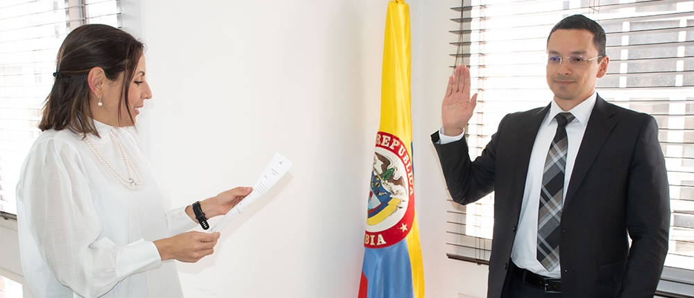 En la foto a la izquierda la directora general de FONCEP, María Pierina González y a su derecha Juan Paulo Villada Arbeláez tomando juramento de posesión como nuevo Gerente de Pensiones de FONCEP.