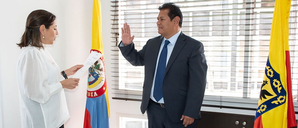 En la foto a la izquierda la directora general de FONCEP, María Pierina González y a su derecha Eddy Nilson Gamboa Vásquez, tomando juramento de posesión como el nuevo Jefe de la Oficina Asesora de Planeación de FONCEP.