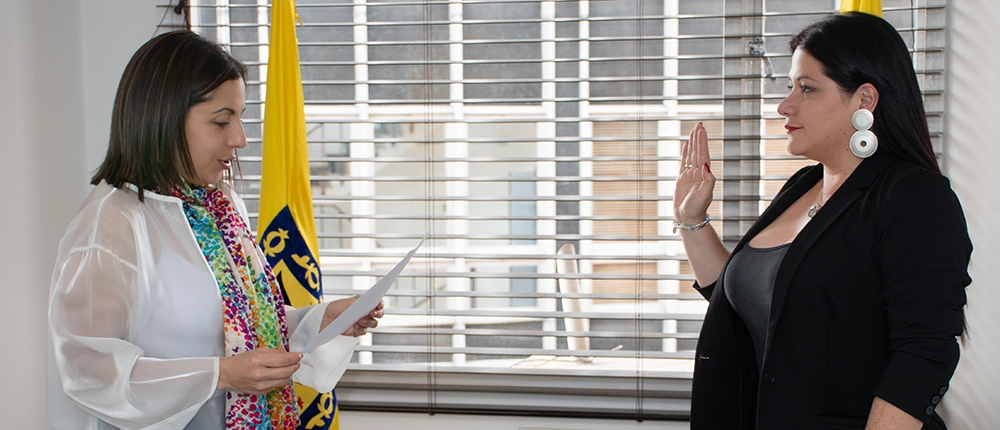 En la foto a la derecha María Pierina González Falla, Directora General de FONCEP, tomándole el juramento a Helga Lidby Díaz Acosta, Jefe de Control Disciplinario Interno de FONCEP.