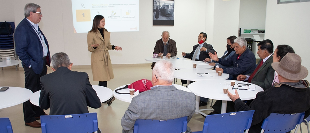 En la foto se aprecia a Tania Alfonso y Timmy Benavides del equipo de Comunicaciones y Servicio al Ciudadano de FONCEP en reunión con los presidentes de las asociaciones de pensionados.