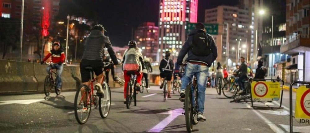 La ciclovía nocturna funcionará desde las 6:00 p.m. hasta las 12:00 de la medianoche. - Foto: Alcaldía Mayor de Bogotá