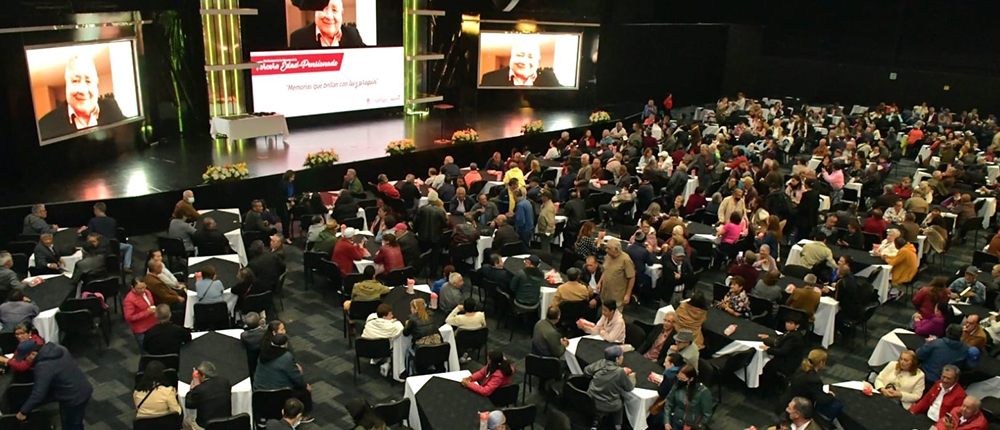 Foto panoramica del evento en homenahe a nuestros pensionados Día Nacional de las Personas de la Tercea Edad y del Pensionado 2023