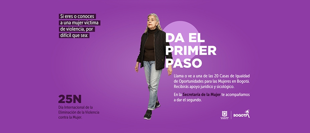 Mujer de la tercedad edad, caminando erguida y mirando hacia el frente