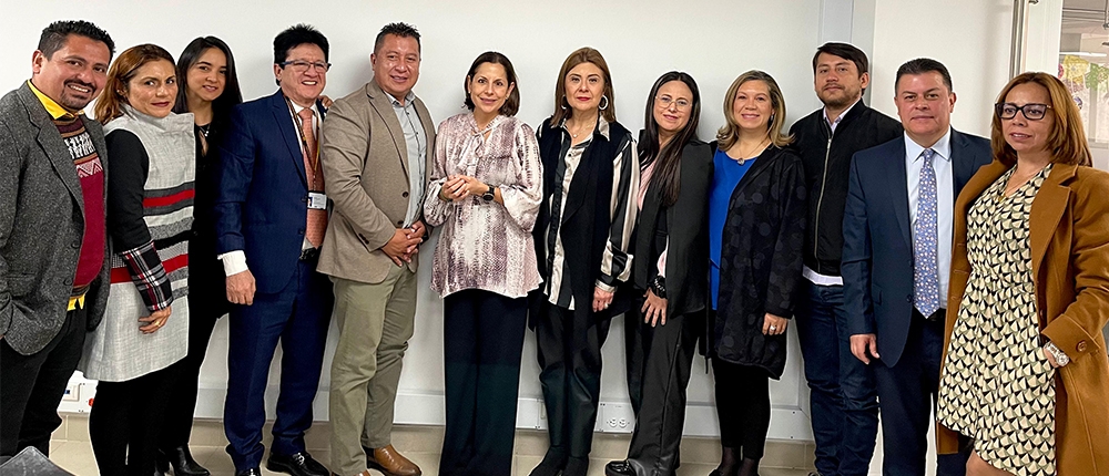 En la foto directivos de la Universidad Distrital Francisco José de Caldas y del FONCEP posando para la foto.