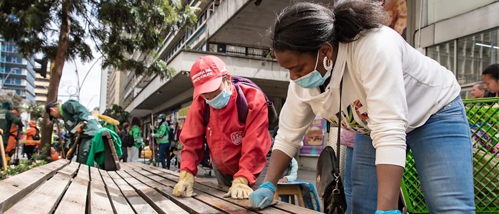 Ciudadanía y colaboradores del distrito apoyando con acciones de limpieza al mobiliario urbano.