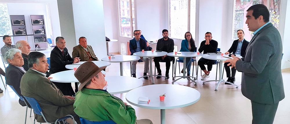 El Director General del FONCEP, Sergio Cortés dirigiendo unas palabras a los presidentes y representantes de las asociaciones de pensionados en el primer Diálogo Ciudadano del 2024